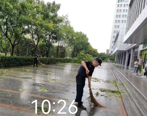 C:/Users/BA/Desktop/風(fēng)雨過后南京保安迅速行動，恢復(fù)安“寧”面貌/5.jpg5